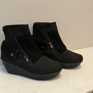 bernie mev. Black Textured Ankle Booties “Venti” style